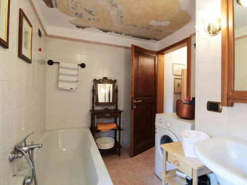 y baño con bañera y lavamanos. en Beautiful holiday home with garden, en Chies dʼAlpago