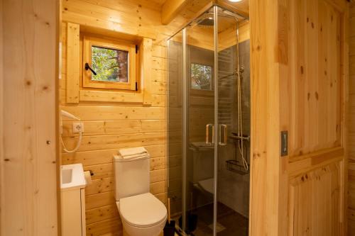 La salle de bains est pourvue d'une douche et de toilettes. dans l'établissement Garden bungalow, à São Vicente