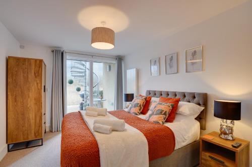 Letto o letti in una camera di Eider Cottage: Lake View & Access in the Cotswolds