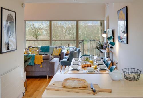 Area soggiorno di Eider Cottage: Lake View & Access in the Cotswolds