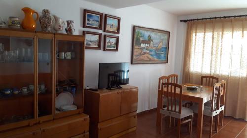 uma sala de estar com uma mesa e uma sala de jantar em Sol y playa em Puçol