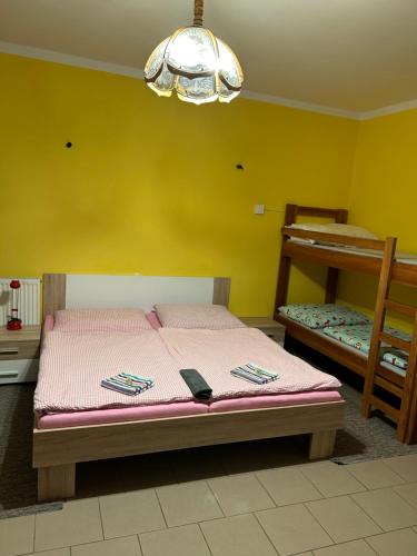 Postel nebo postele na pokoji v ubytování Chaloupka