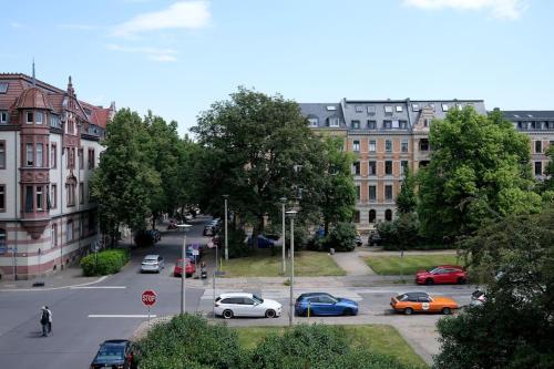 a street with cars parked in a parking lot with buildings at Schickes Apartment in Zwickau direkt am Römerplatz in Zwickau
