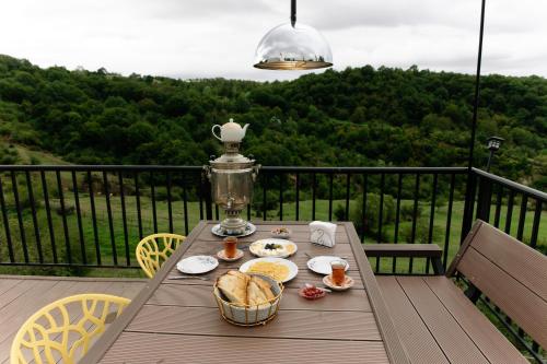 蓋貝萊的住宿－Dream Domes Glamping，阳台上的餐桌上摆放着食物