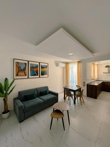 un soggiorno con divano e tavolo di Spinola Apartment a San Giuliano