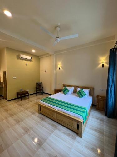Una cama o camas en una habitación de The Hideaway Weligama