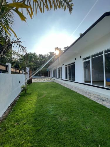 Un jardín fuera de The Hideaway Weligama