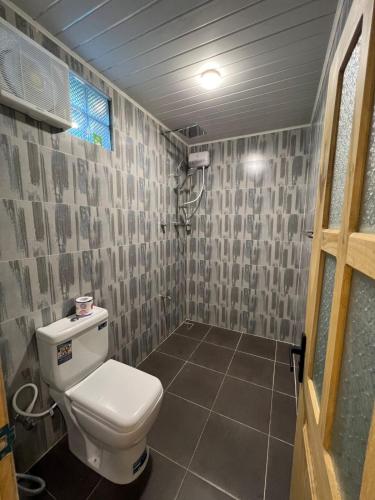 ein kleines Bad mit einem WC und einem Fenster in der Unterkunft The Hideaway Weligama in Weligama