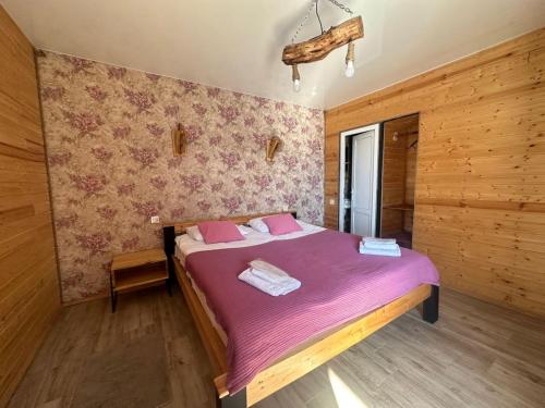 Postel nebo postele na pokoji v ubytování Panorama Complex Kazbegi