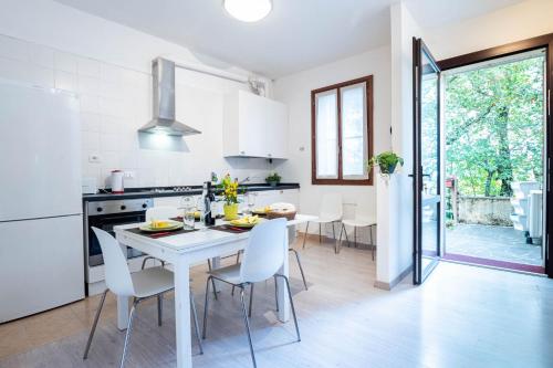 Una cocina o cocineta en Pizzicalaluna Agriturismo Olistico sulle Colline di Pianoro