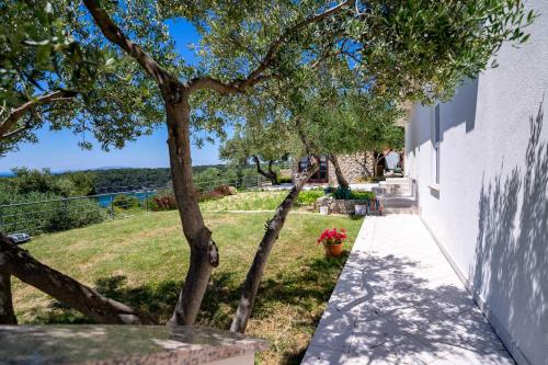 Spacious modern One bedroom Apartment with Garden & SeaView