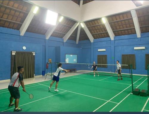 a group of people playing tennis on a tennis court at Spacious Room Jimbaran in Jimbaran