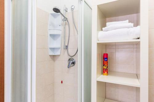 een badkamer met een douche en een bed bij Accogliente Bilocale con Giardino e Parcheggio in Monza