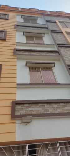 um edifício com janelas do lado em Varsha residency em Puri