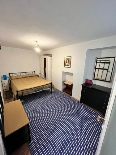 um quarto com uma cama e um tapete azul e branco em Casetta San Donato em Turim