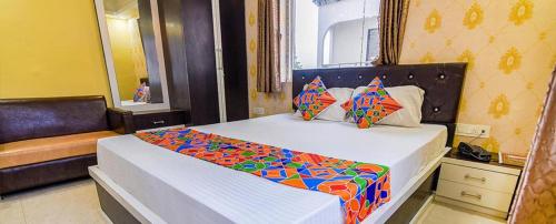 Een bed of bedden in een kamer bij Hotel Anshika Inn New Town Kolkata - Couple Friendly