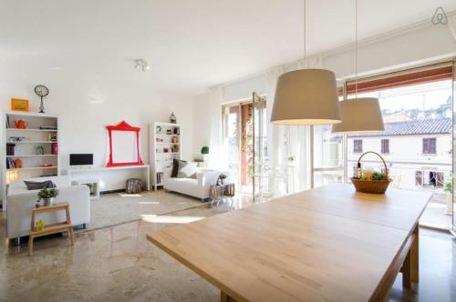 sala de estar con mesa y sofá en Casa Vacanze Via Marconi, en Marotta