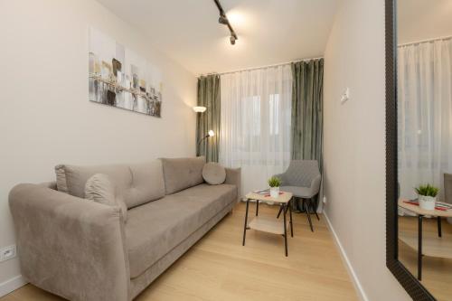 Posedenie v ubytovaní Comfortable Apartment Warsaw Wola & Balcony by Noclegi Renters