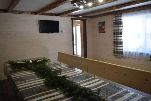 uma sala com um banco com plantas de Natal em Садиба Грицюка em Krivorovnya