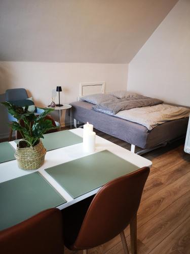 Schlafzimmer mit einem Bett und einem Schreibtisch mit einem Tisch in der Unterkunft Helle´s casa in Herning