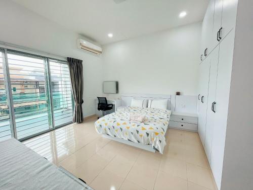 biała sypialnia z łóżkiem i oknem w obiekcie Entire 4 BDR white house @ Yong Peng w mieście Yong Peng