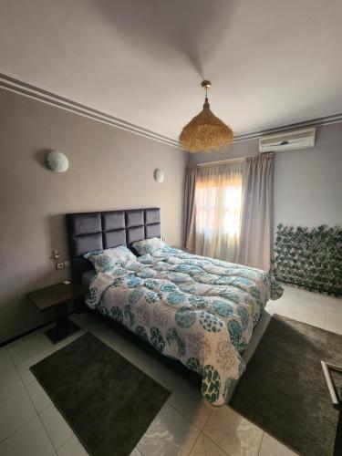 1 dormitorio con cama y ventana en Aprt 4 Family, en Marrakech