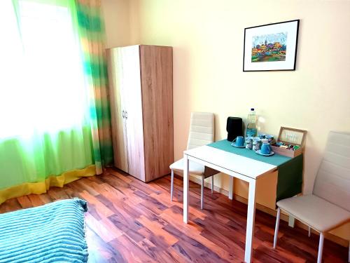 a room with a table and two chairs and a table at Hotel Zemlinski in Payerbach