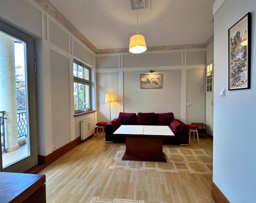 salon z kanapą i stołem w obiekcie Azja, Sopot Monte Cassino, Balkon, Parking w mieście Sopot