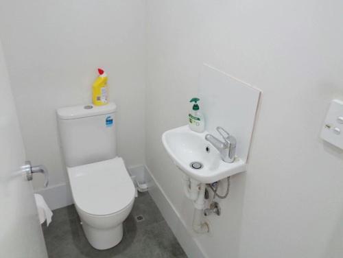 uma casa de banho branca com um WC e um lavatório em 41A5 -near Perth airport, CDB, East Perth, Curtin University, Victoria Park, TAFE em Perth