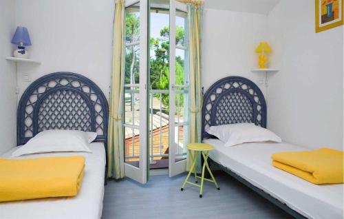 サン・ジャン・ド・モンにあるLes Mas De Saint Hilaireの窓付きの部屋 ベッド2台