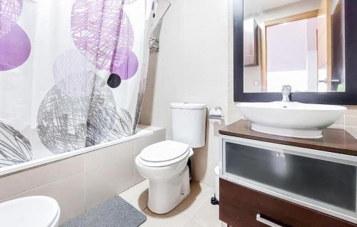 een badkamer met een toilet, een wastafel en een douche bij Gorgeous Home In Almazora With Wi-fi in Almazora