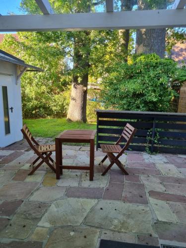 einen Picknicktisch und zwei Stühle auf einer Terrasse in der Unterkunft BMS BALANCE - Gemütliche 4 Sterne Möblierung neben dem Parkhotel in Wolfsburg