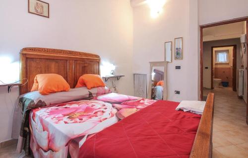 um quarto com 2 camas e lençóis vermelhos em Cozy Apartment In Orsogna With Kitchen em Orsogna