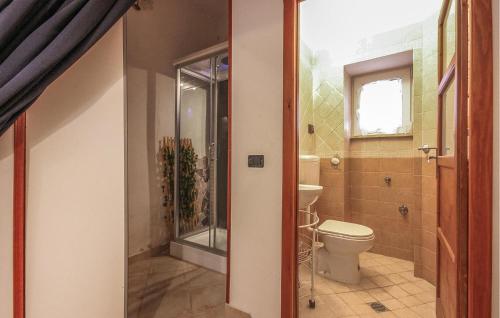 uma casa de banho com um WC e uma cabina de duche em vidro. em Cozy Apartment In Orsogna With Kitchen em Orsogna