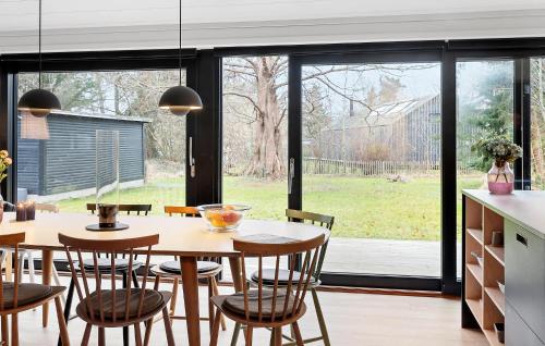 Κήπος έξω από το Awesome Home In Stege With Kitchen