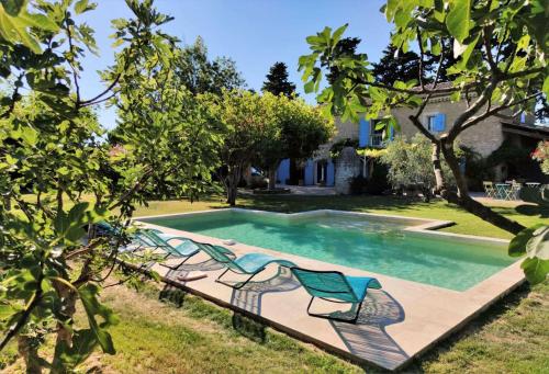 カヴァイヨンにあるvery beautiful provencal mas with pool, in the country, between cavaillon and l'isle sur la sorgue - sleeps 10の庭園内のスイミングプール(椅子2脚付)