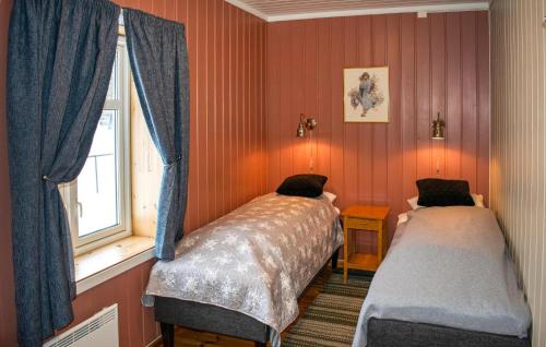 1 dormitorio con 2 camas y ventana en Amazing Home In Flisa With Kitchen, en Rusta