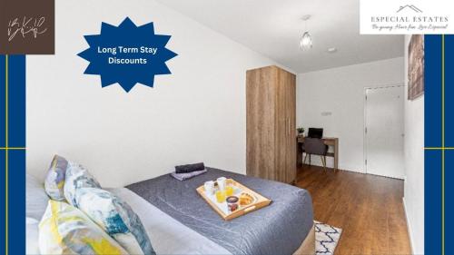 Tempat tidur dalam kamar di Standard Apartment for Contractors and Monthly Stays