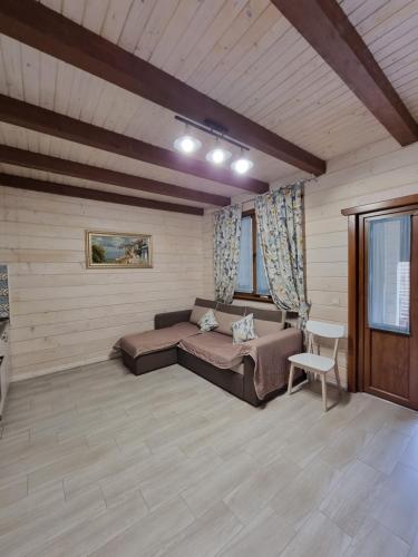 ein Schlafzimmer mit einem Bett und einem Tisch in einem Zimmer in der Unterkunft КОТТЕДЖ У МОРЯ in Tschornomorsk