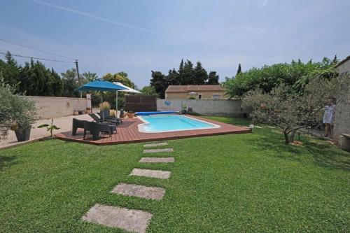 ムリエスにあるvery pleasant house with swimming pool in mouriès, near Les baux de provence in the alpilles – 6 peopleの裏庭(スイミングプール、芝生付)