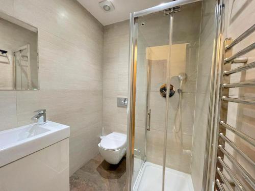 a bathroom with a shower and a toilet and a sink at Angel x Kings Cross Hub in London
