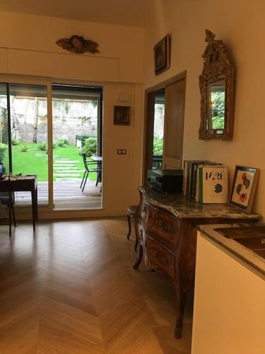 - un salon avec une table et un comptoir dans l'établissement Appartement 4 personnes avec Jardin-Paris centre, à Paris