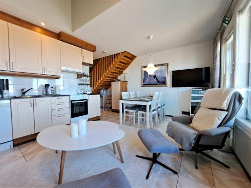 una cucina e un soggiorno con un divano e un tavolo di Seastar 210 a Kalajoki