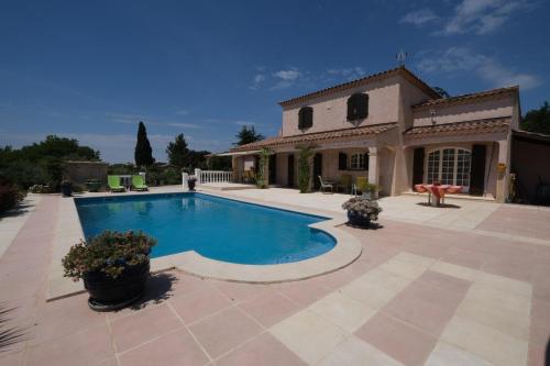 pleasant villa located in aureille, close to the center by foot, in the alpilles park, sleeps 6. في Aureille: مسبح امام بيت