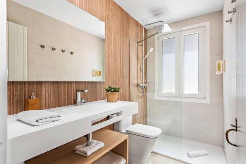 een badkamer met een wastafel, een toilet en een douche bij Villa Gabriela in Santo Tomás
