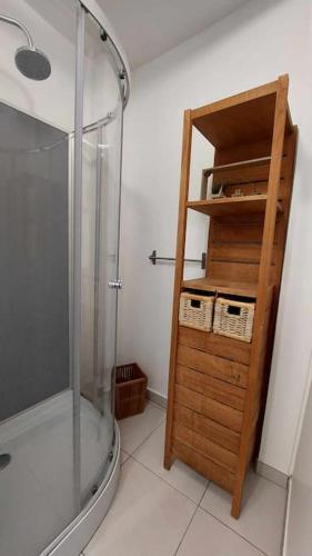 La salle de bains est pourvue d'une douche et d'une douche vitrée. dans l'établissement L'Ancre du port, à Dieppe