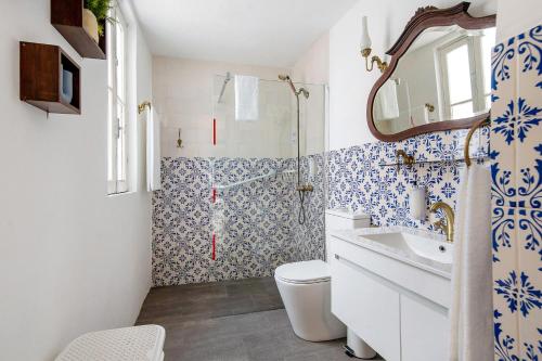 a bathroom with a toilet and a sink and a shower at Sé Heritage in Angra do Heroísmo