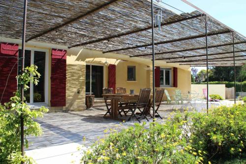 LS1-391 Très jolie location de vacances avec piscine à Saint Etienne du Grès dans les Alpilles en Provence - 4 personnes
