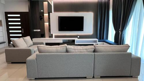 ルムットにあるGrand’e La Villa Homestayのソファと薄型テレビのあるリビングルーム