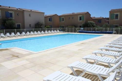 Gîte de charme entièrement rénové avec piscine collective dans Résidence Vacances en plein cœur des Alpilles, dans le village de Mouriès, à deux pas des commerces. LS1-362 ESTIAVO